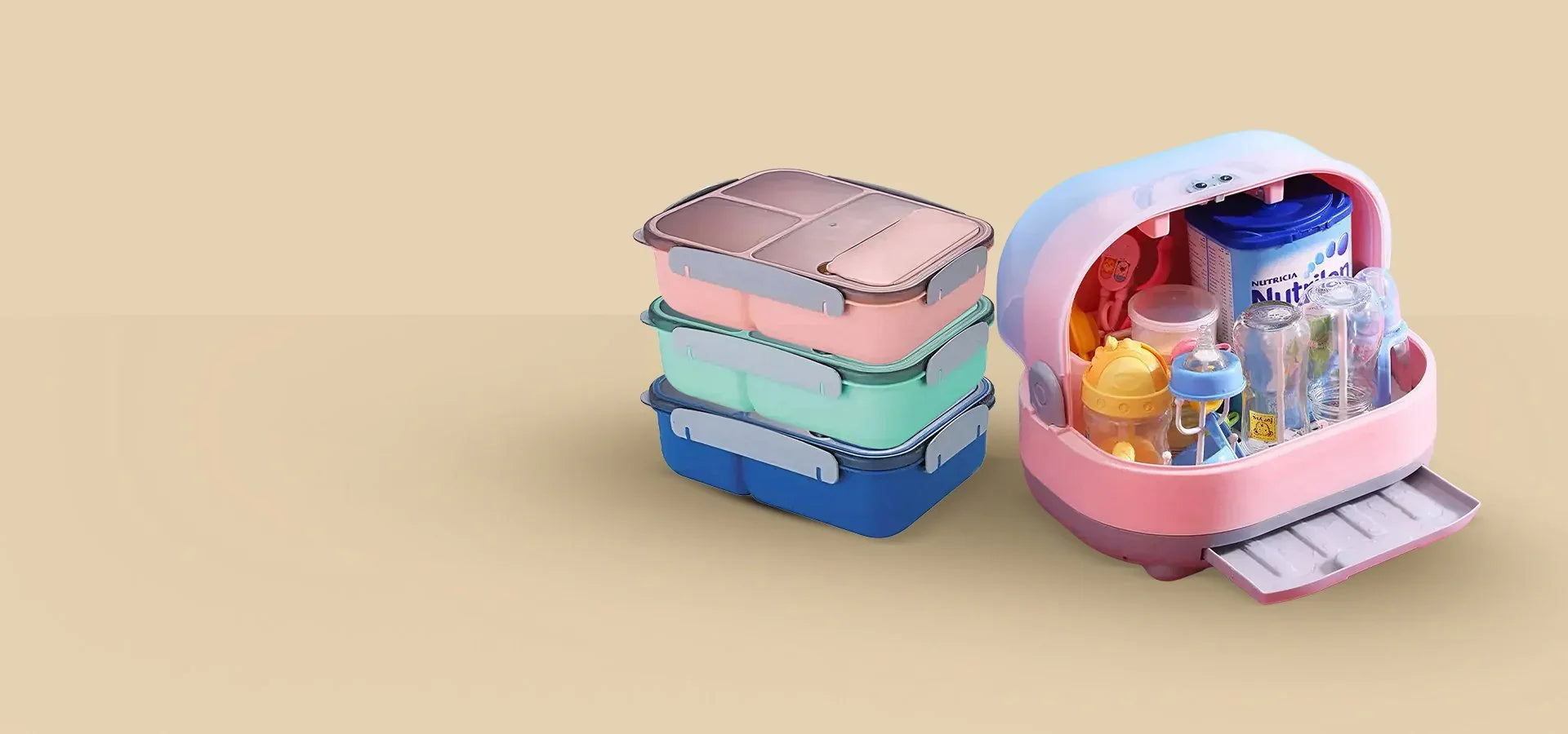 Цветни пластмасови кутии за храна и стерилизатор за бебешки шишета на бежов фон
