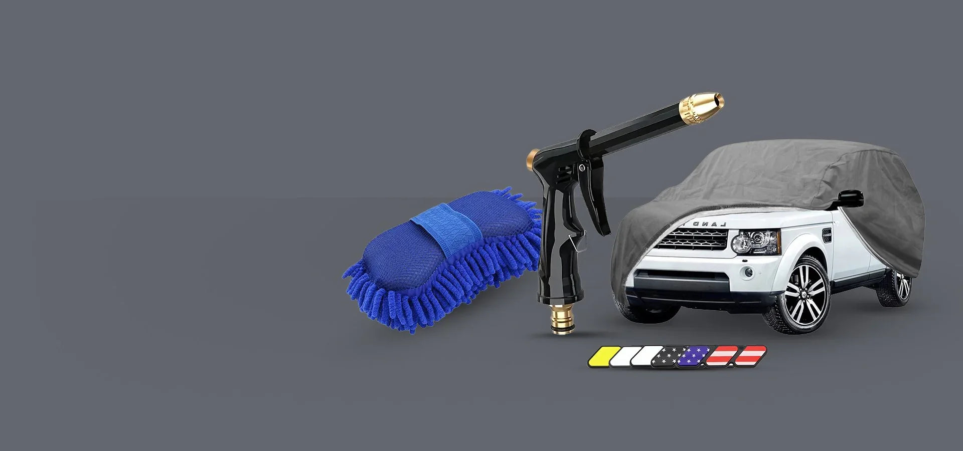 Комплект за почистване и защита на автомобил: син микрофибърен парцал, воден пистолет, калъф за кола на сив фон