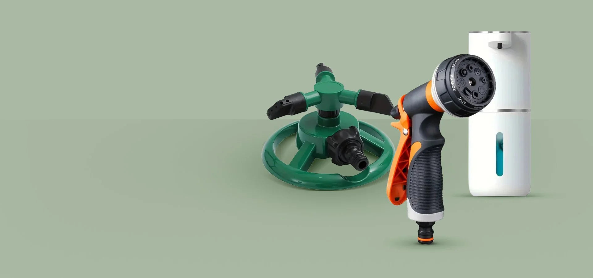 Градински инструменти – зелен разпръсквач, черно-оранжева пръскачка и бял диспенсър на светлозелен фон