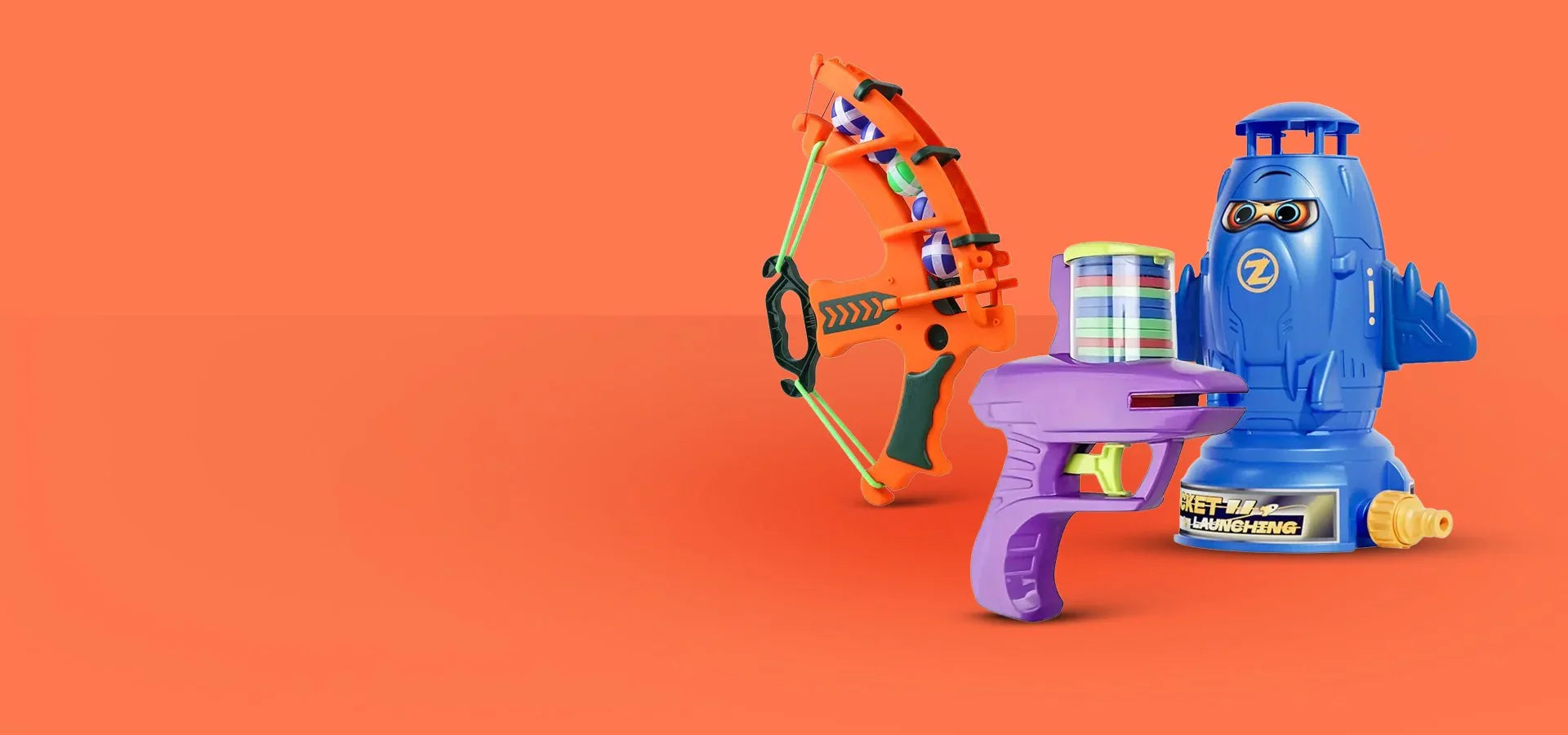 Детски играчки – оранжев лък, лилав бластер и синя ракета, на оранжев фон
