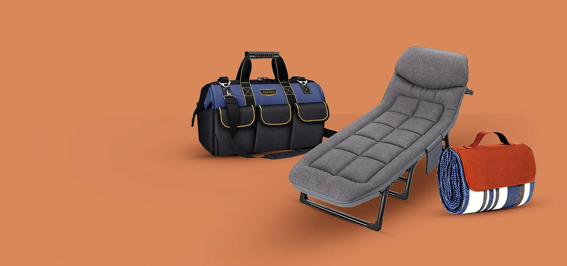 Сива къмпинг шезлонг стол, спортна чанта и сгънато одеяло на оранжев фон