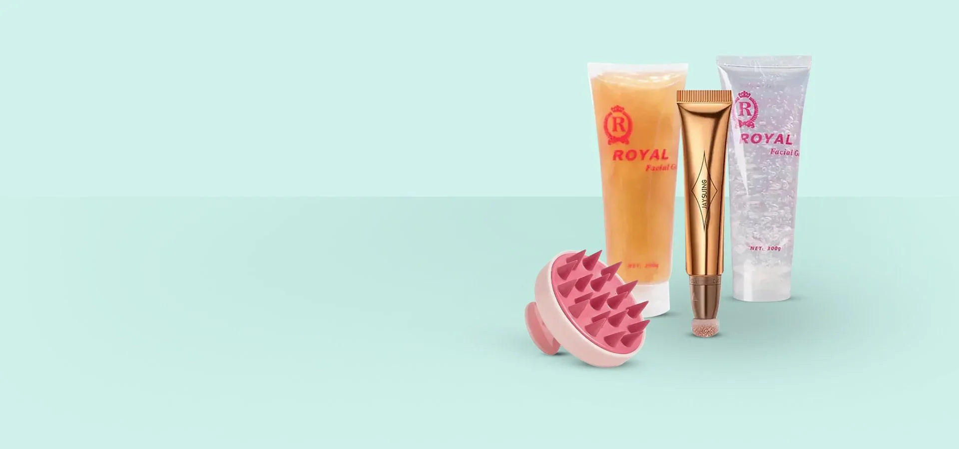 Козметични продукти за лице и масажор за скалп на светъл фон