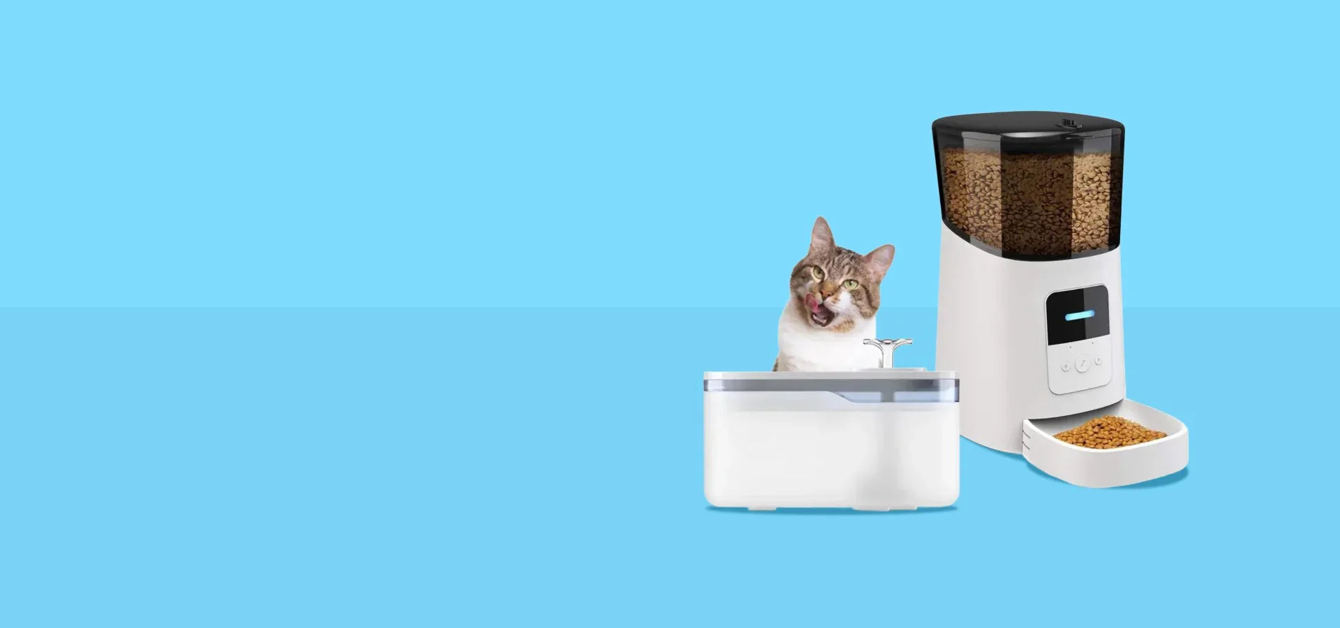 Котка с автоматична поилка и диспенсър за храна на син фон, аксесоари за домашни любимци
