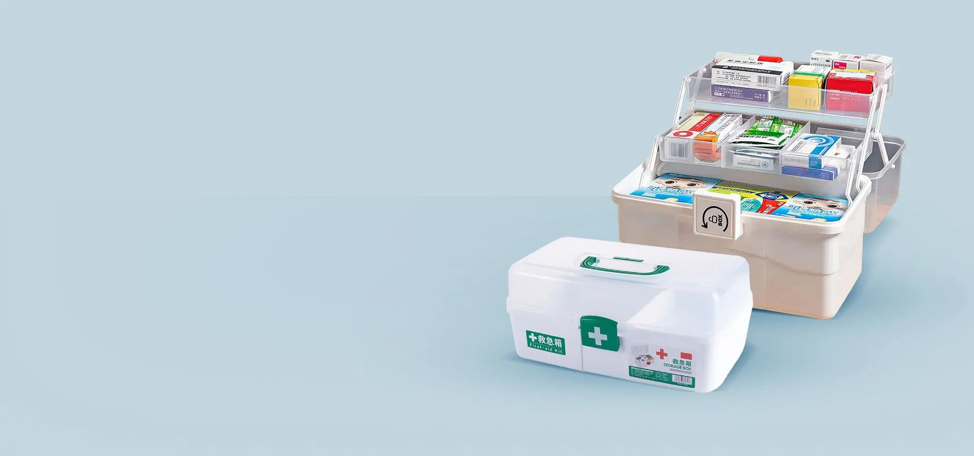 Бяла кутия за първа помощ с дръжка и отделения, пълна с лекарства и превързочни материали