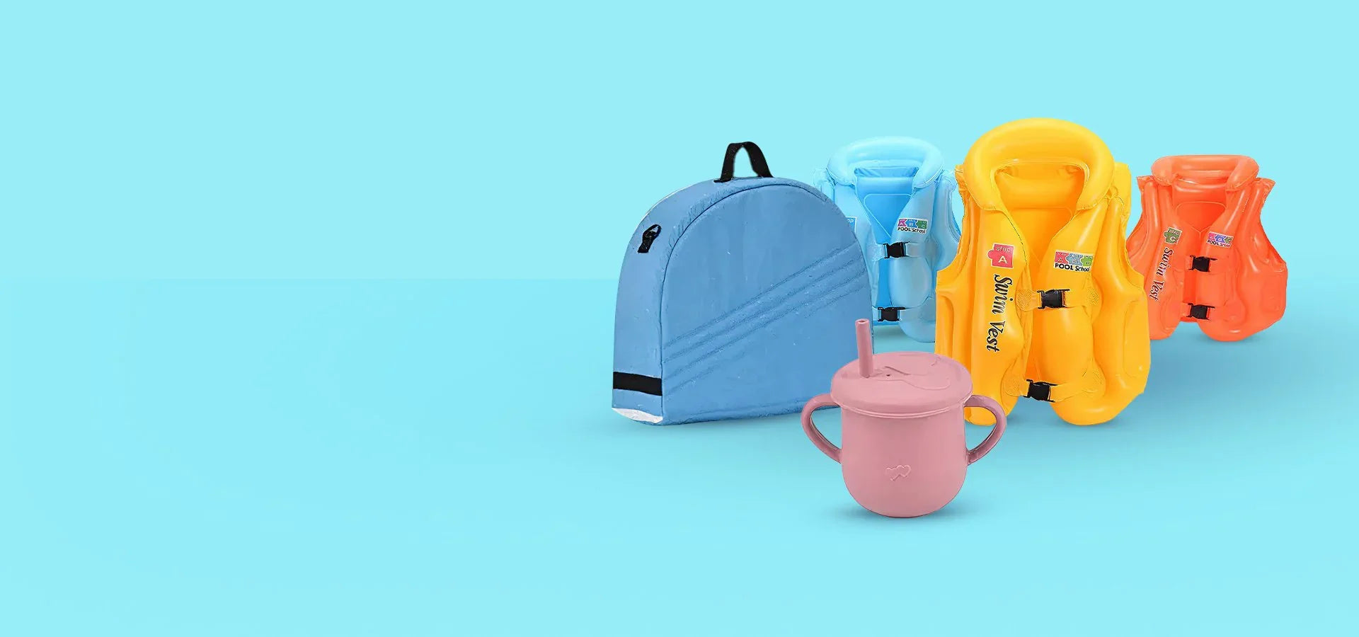 Детски спасителни жилетки, синя раница и розова силиконова чаша със сламка на светлосин фон.