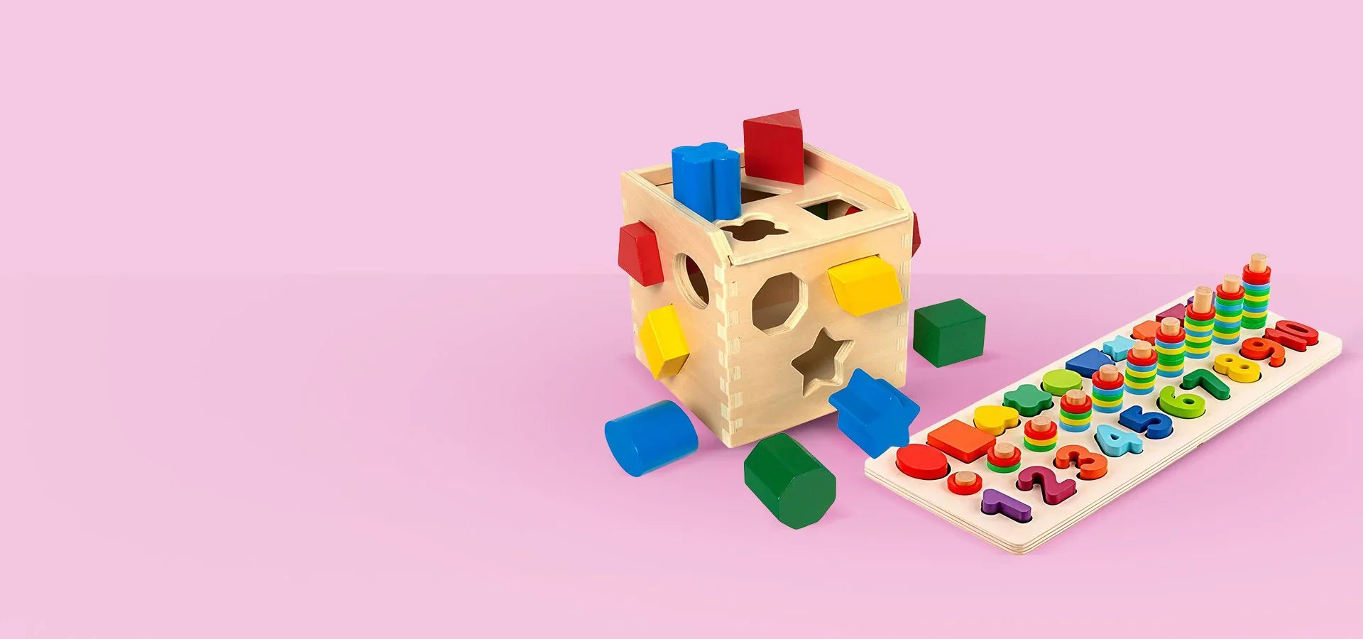 Дървена образователна играчка за деца с разноцветни геометрични форми и цифри на розов фон