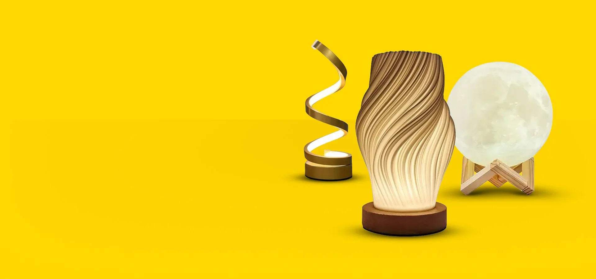 Декоративни лампи със съвременен дизайн върху жълт фон – спираловидна, вълнообразна и лунна форма.