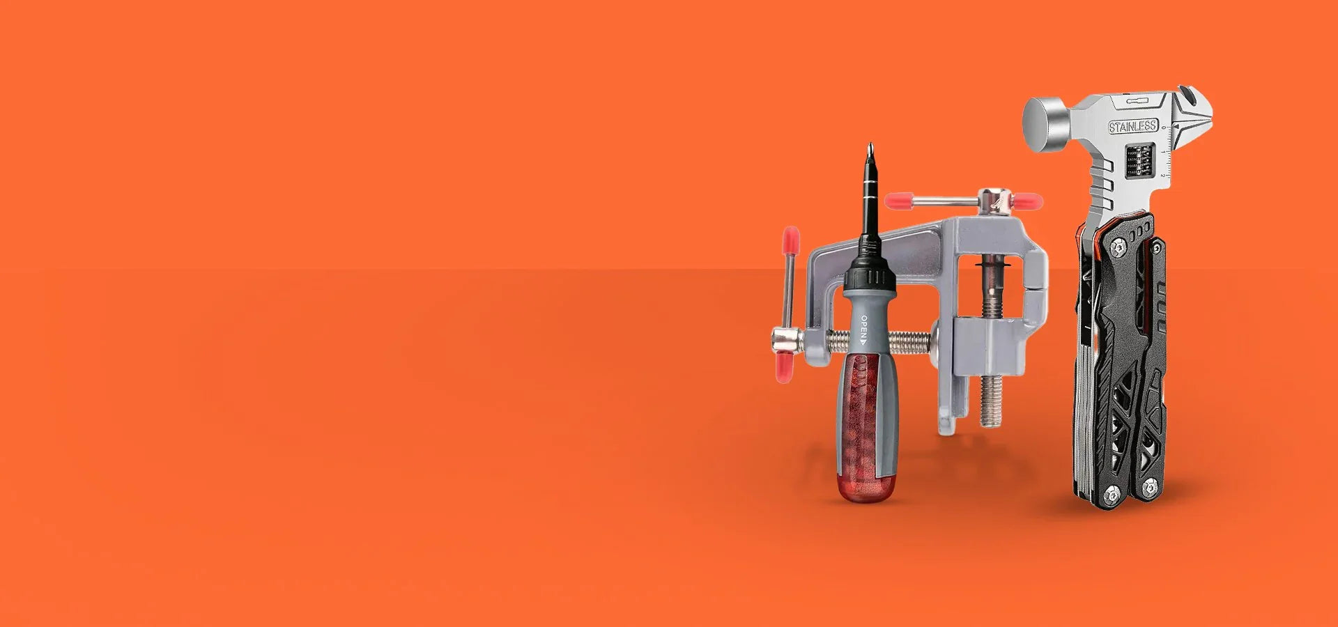 Комплект инструменти – отвертка, стяга и мултифункционален ключ на оранжев фон