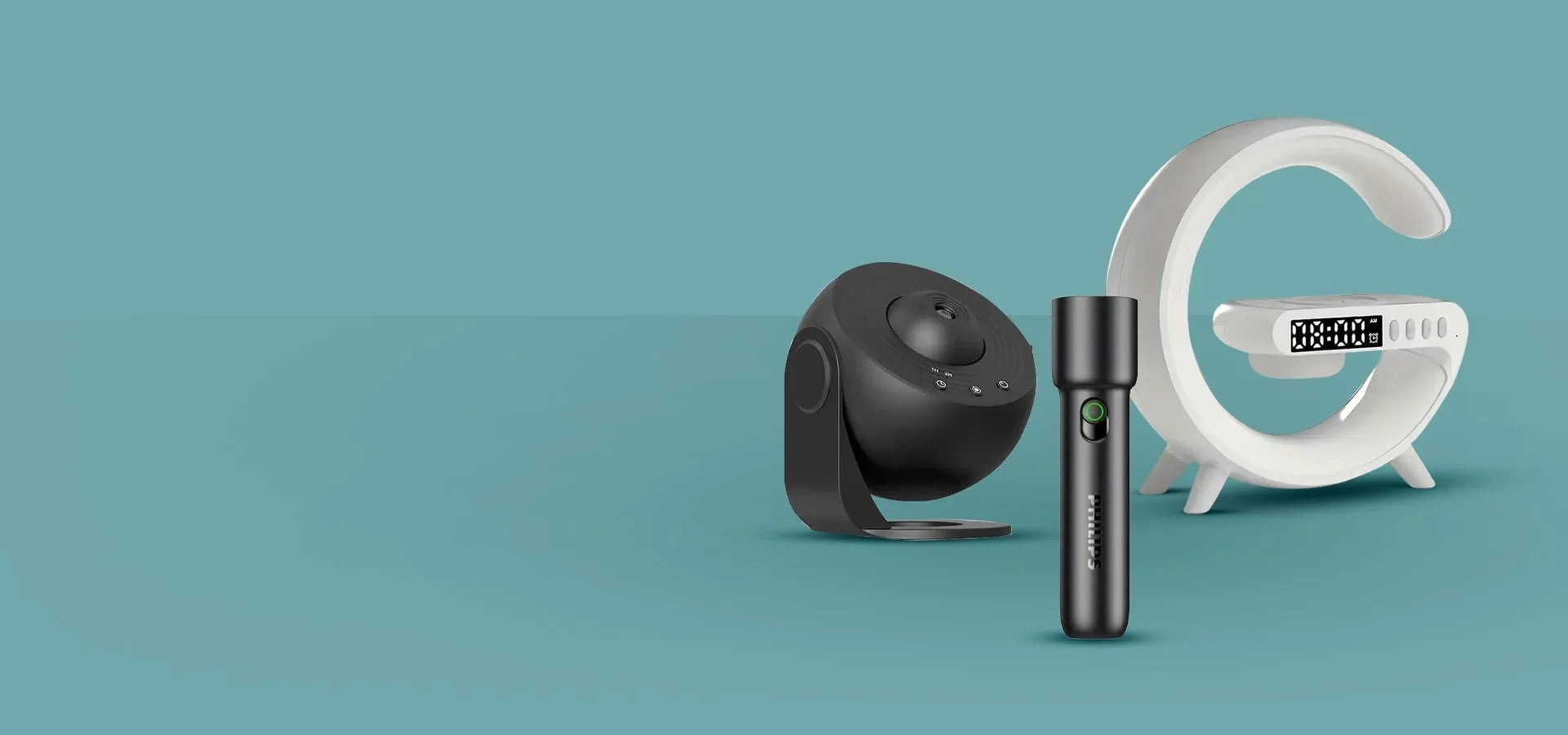 Модерни електронни устройства на син фон – черна камера, черен фенер и бял настолен часовник