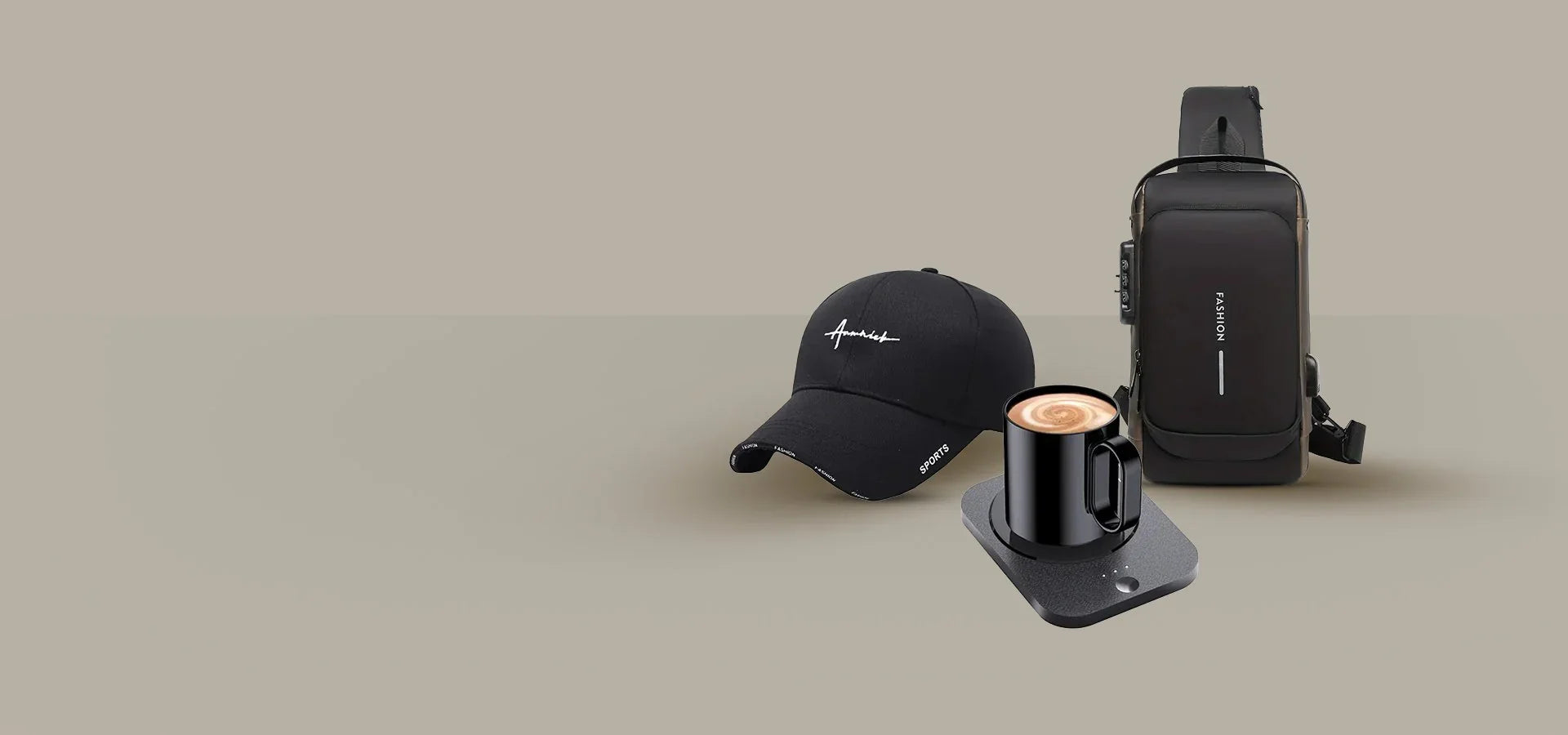Черна спортна шапка с надпис, малка черна раница и черна чаша кафе върху подгряваща поставка на неутрален фон.