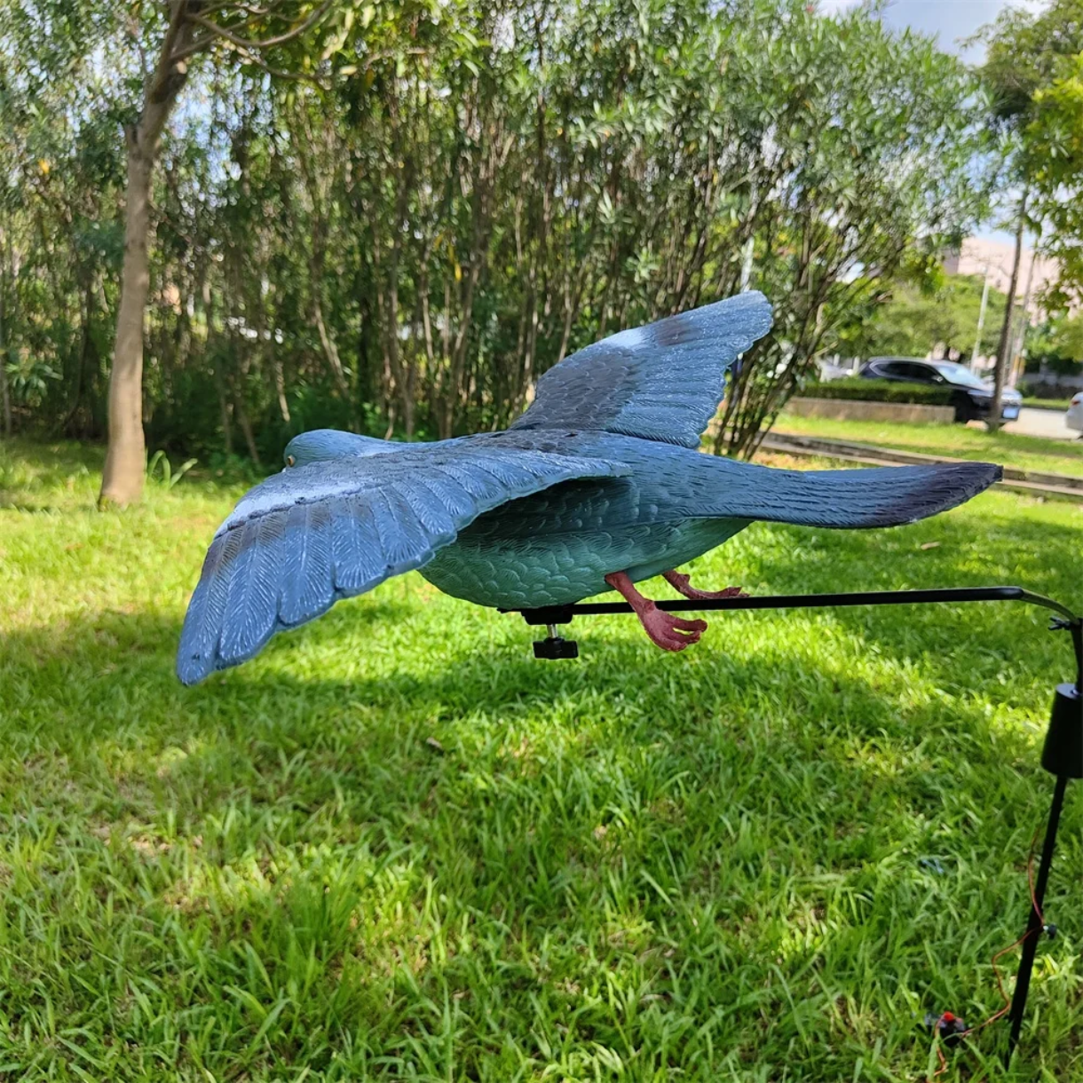 Ефективна магнитна въртяща се машина-примамка с дистанционно управление за привличане и лов на птици