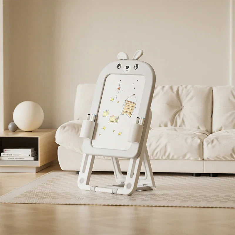 Детска дъска за рисуване със заешки уши пред бежов диван в модерен хол