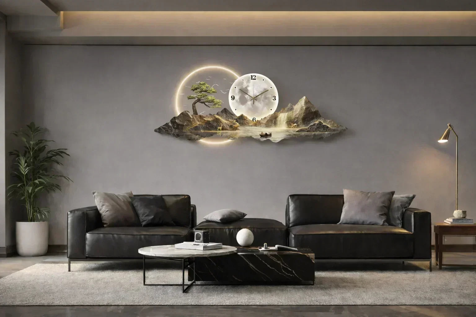 Модерна всекидневна с две черни кожени дивана и голям стенен часовник с пейзаж и LED осветление