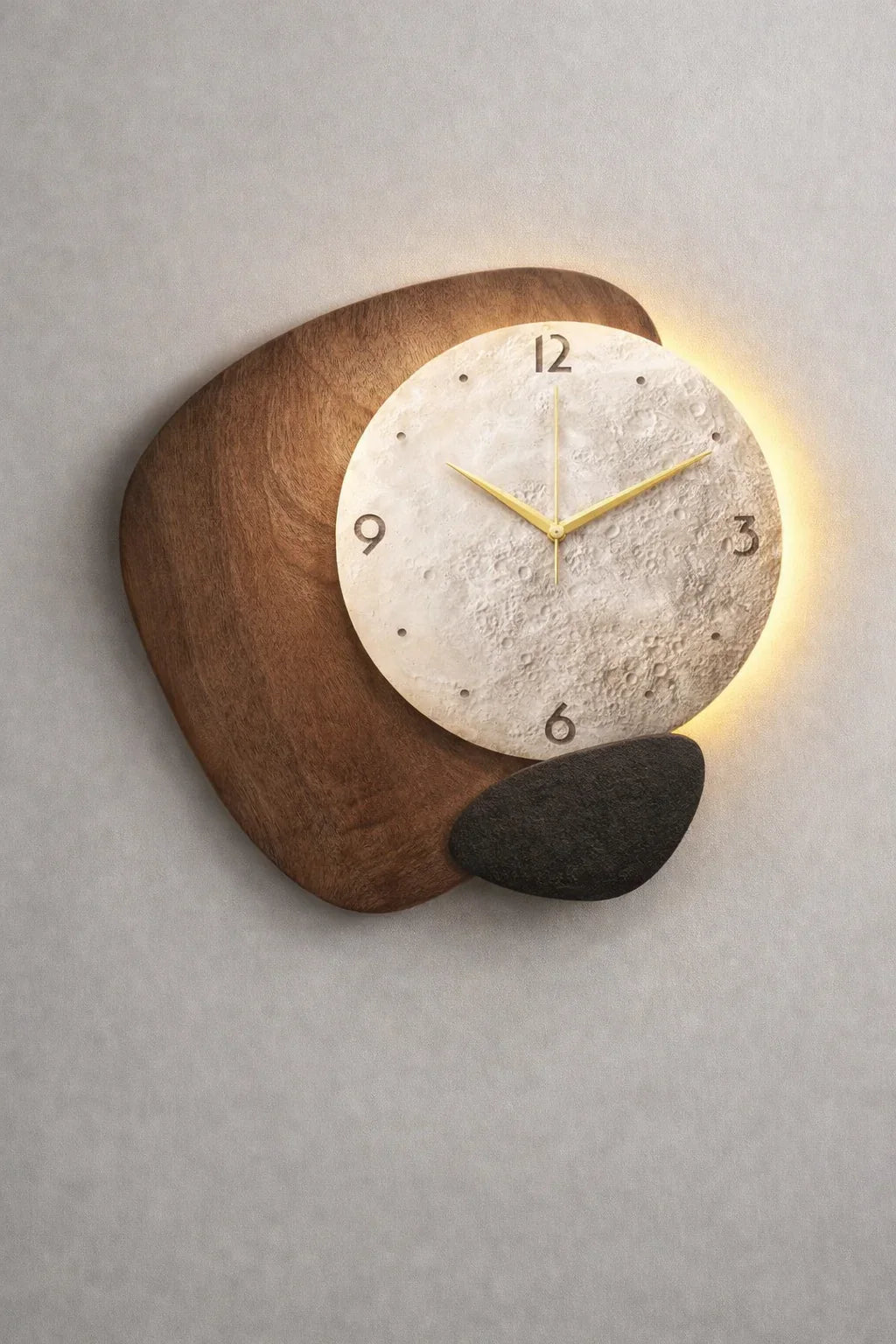 Декоративен стенен часовник с дървена основа, имитация на камък и осветление, модерен дизайн.