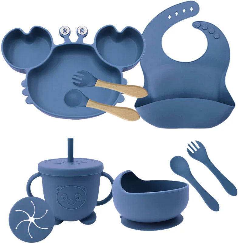 Син комплект силиконови съдове за бебе с чиния раче, лигавник, купичка и прибори.