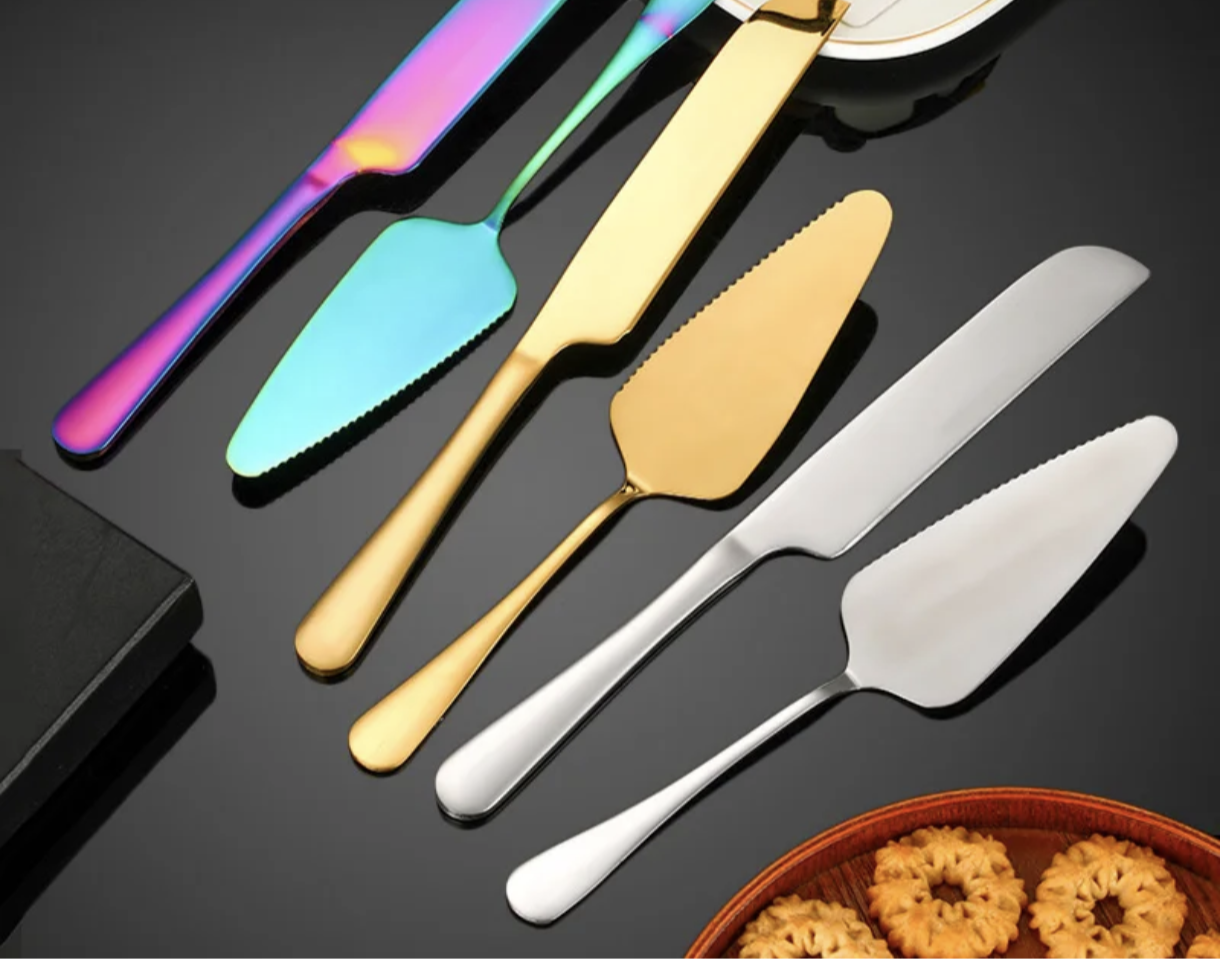 Нож и шпатула за торта – Перфектният комплект за прецизно рязане и сервиране