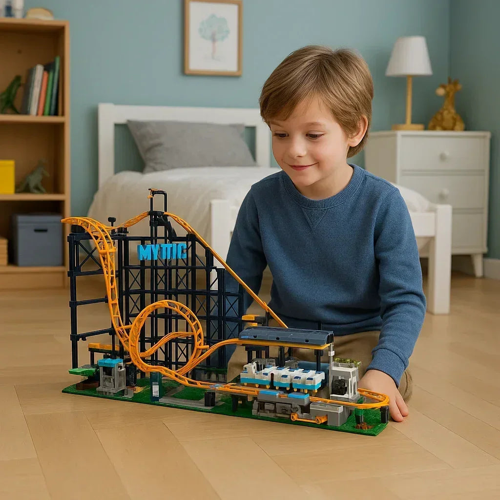 Момче играе с LEGO влакче на релси в детска стая, конструктор за деца