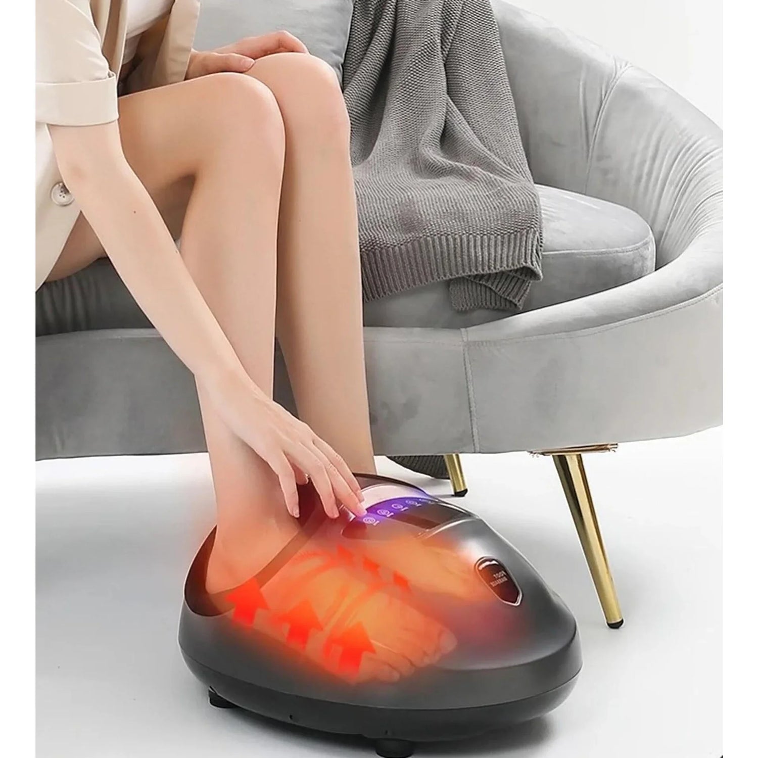 Жена ползва електрически шиацу масажор за крака с отопление в модерен интериор