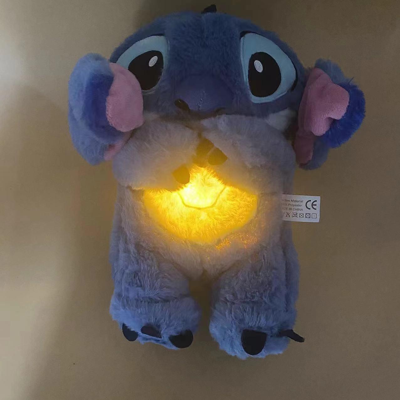 Плюшена играчка Stitch, имитираща дишане със светещо сърце – музика, движение и комфорт за бебета