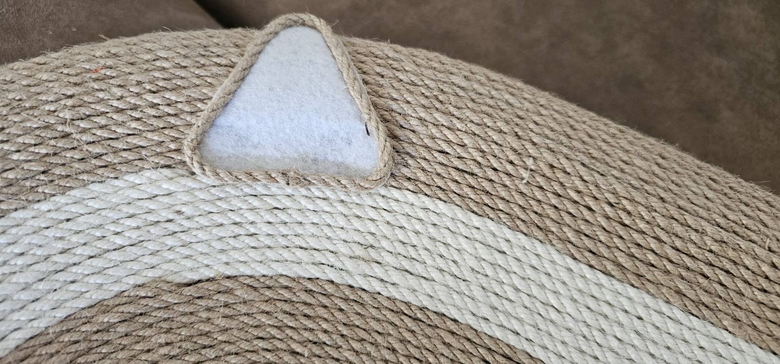 Котешко легло от сезалено въже и драскалка за нокти в едно, устойчиво на надраскване